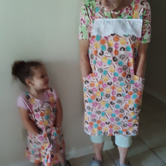 Cross Back Apron - Picture 7 of 7